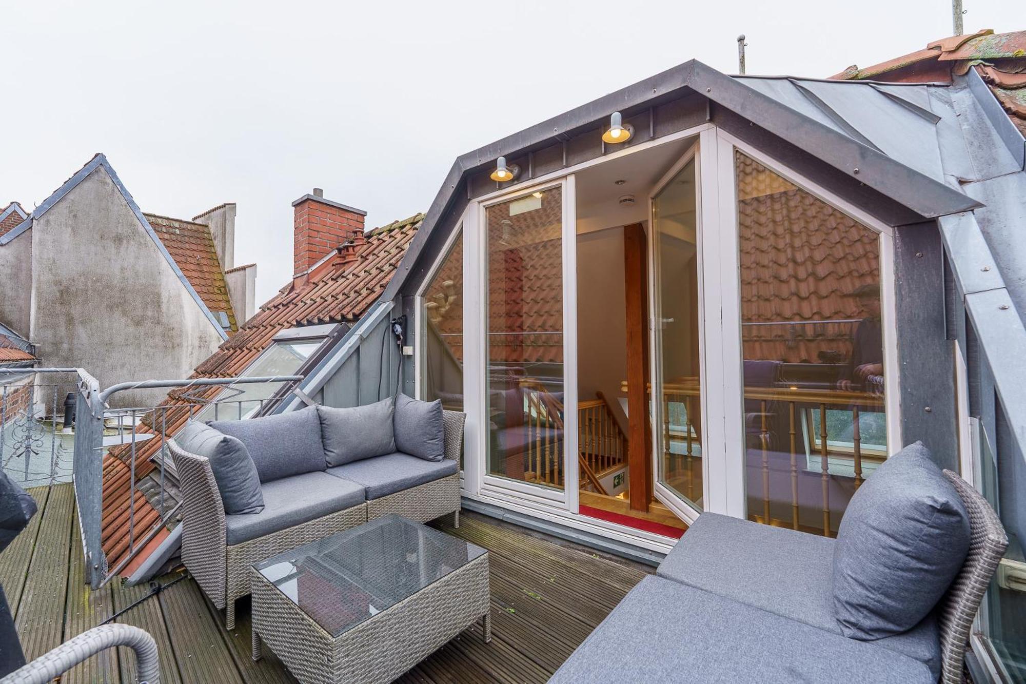 Maisonette Am Holstentor Mit Dachterrasse Und Heimkino Lubeck Exterior photo